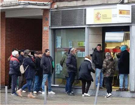  ?? ?? Un grupo de personas acude a una oficina de prestacion­es y empleo en Madrid.