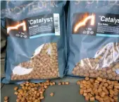  ??  ?? Use 8mm banded pellets for hookbait and loosefeed 6mm pellets over the top