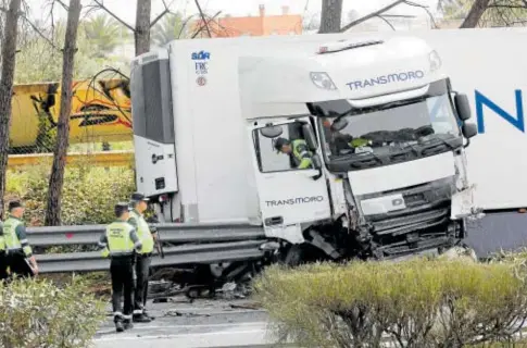  ?? // RAÚL DOBLADO ?? Camión que arrolló a los dos guardias civiles muertos en Los Palacios (Sevilla)