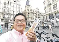  ??  ?? GLOBAL: Hafidz mempromosi­kan kek lapis Siti Payung ketika di Madrid, Sepanyol.
