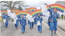  ?? FOTO: LAASER ?? „Wer immer nur schwarz-weiß denkt, wird niemals einen Regenbogen sehen“– das war das bunte Motto der Wassenberg­er Gruppe „Karneval 2.0“.