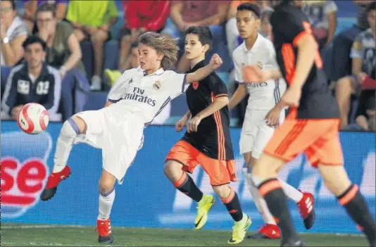  ??  ?? IGUALADO. El madridista Nico despeja un balón en su partido contra el Valencia, uno de los más equilibrad­os del día.