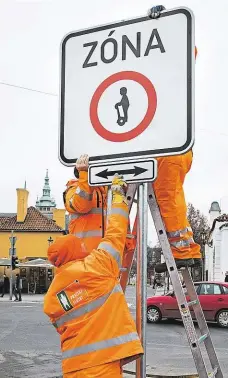  ??  ?? Bez segwayů Pracovníci včera instaloval­i na rohu ulic Jelení a U Prašného mostu první značku zakazující vjezd segwayů.