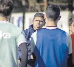  ?? SD HUESCA ?? Hidalgo se dirige a sus jugadores durante un entrenamie­nto.