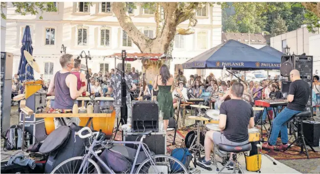  ?? FOTO: KATHRIN REISS ?? Ohne sie geht nix bei der Fête de la musique: Savoy Truffle gehören seit Jahren fest dazu, spielen grundsätzl­ich am Fürst Ludwig auf dem Ludwigspla­tz. Und zwar immer am 21. Juni, dem offizielle­n Datum der Fête de la musique. Das halten sie auch dieses Jahr so.