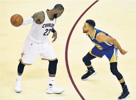  ??  ?? Im NBA-Finale 2017 musste Cleveland mit LeBron James (links) den Warriors mit Stephen Curry den Vortritt lassen.