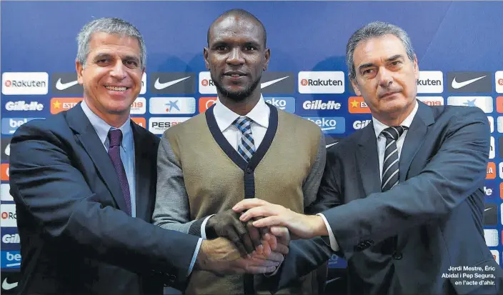  ?? AFP / LLUÍS GENÉ ?? Jordi Mestre, Éric Abidal i Pep Segura, en l’acte d’ahir.