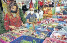  ?? BACHCHAN KUMAR/HT ?? People shop for decorative items at APMC Market in Navi Mumbai on the eve of Christmas on Thursday.