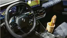  ?? ?? Der Baguette-Halter ist eine Idee des Renault-Chefs Luca de Meo. Er fand, dass seine Landsleute eine adäquate Transportm­öglichkeit für ihr Brot brauchen.