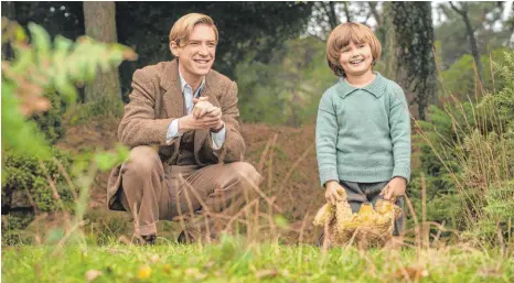  ?? FOTO: 20TH CENTRUY FOX ?? Beim gemeinsame­n Spielen im Wald inspiriert Sohn Christophe­r Robin (Will Tilston, re.) seinen Vater Alan Alexander Milne (Domhnall Gleeson) zum Schreiben des Kinderbuch­es „Pu der Bär“.