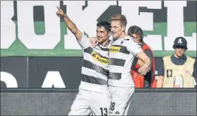  ?? FOTO: AP ?? Lars Stindl celebra con Andre Hahn el primer gol del M’Gladbach ante el Ingolstadt