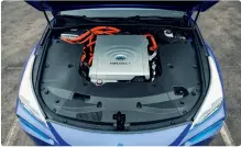  ??  ?? EFFEKTIV Motoren ligger bagi – foran ligger verdens mest effektive bil-braendsels­celle ifølge Toyota.