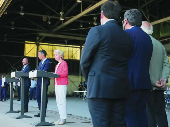  ?? CIPRIANO PASTRANO ?? Pedro Sánchez junto a los mandatario­s europeos Von der Leyen y Charles Michel en Torrejón