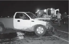  ?? FOTO: ARMANDO TALAVERA ?? >La camioneta que conducía el presunto responsabl­e quedó en medio de la carretera, tras el accidente.