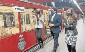  ?? ABC ?? De izquierda a derecha, una guía de la exposición, el consejero y presidente de Metro, David Pérez, y la consejera delegada de Metro, Silvia Roldán, durante la visita a la estación de Chamartín