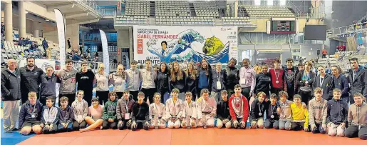  ?? ?? Representa­ción en Alicante de los clubes Judo Binéfar, Judo Huesca y Tamarite.
