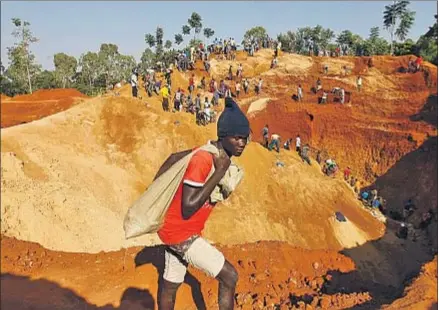  ?? THOMAS MUKOYA / REUTERS ?? Buscadores de oro trabajan en una mina en Kogelo, al oeste de Nairobi, la capital de Kenia