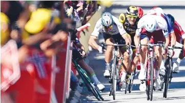  ?? — AFP photo ?? Slovakia’s Peter Sagan (2ndL) gives a kick of elbow and Great Britain’s Mark Cavendish (L) falls near the finish line at the end of the 207.5 km fourth stage of the 104th edition of the Tour de France cycling race on July 4, 2017 between...