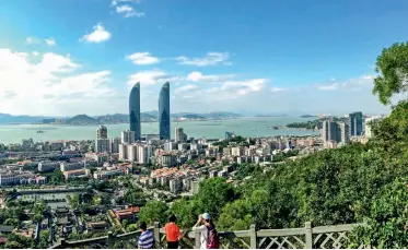  ?? CFP ?? Desde el observator­io en la montaña Wulao se pueden contemplar la Universida­d de Xiamen, el Templo Nanputuo, las torres de Shimao Cross-Strait Plaza y la isla Gulangyu.