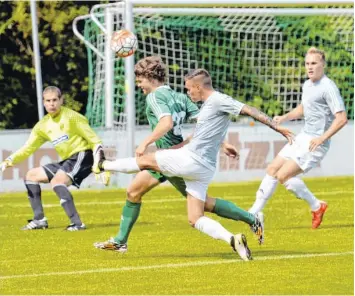  ?? Foto: Rudi Fischer ?? Zweimal netzte Daniel Löffler (Mitte) für den FC Stätzling gegen Nördlingen ein, aber der FCS musste sich dem Team aus dem Ries dennoch mit 2:3 geschlagen geben.