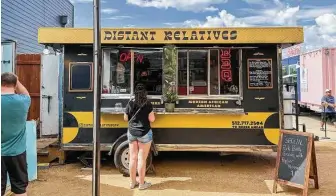  ?? Photos by J.C. Reid / Contributo­r ?? The Distant Relatives barbecue trailer in Austin gives a taste of barbecue as it existed in the 1700s.