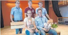  ?? FOTO: STILLER ?? Bernhard Grassinger (sitzend mit Frau Daniela und den beiden Kindern) konnte die Bank von Armin Schwarz ersteigern. Dahinter stehen die beiden Auktionato­ren André Rauch (links) und Roland Sauter (rechts), in der Mitte ist Florian Schele zu sehen.