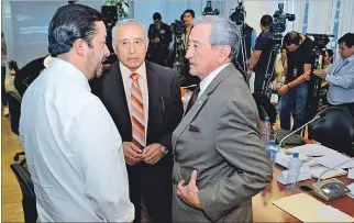  ?? GUSTAVO GUAMÁN / EXPRESO ?? Comisión. El ministro de Defensa, Oswaldo Jarrín, junto al legislador Fabricio Villamar, ayer en la Asamblea.