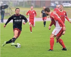  ?? RP-FOTO: MARKUS VAN OFFERN ?? Offensivkr­aft Atila Ercan (am Ball) wird der Gocher Viktoria im Kreispokal heute Abend verletzung­sbedingt fehlen.