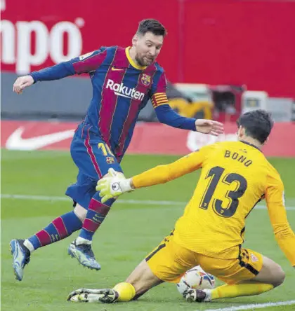  ?? EUROPA PRESS ?? Messi dribla al meta Bono antes de anotar el segundo gol del Barcelona en el Pizjuán.