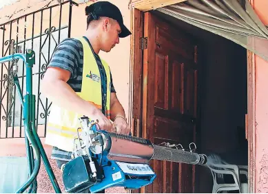  ?? FOTO: F. MUÑOZ. ?? TRABAJO. Las acciones de eliminació­n del zancudo no se han detenido en San Pedro Sula.