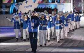  ??  ?? Hoppfulla finska idrottare vandrar ut under invignings­ceremonin av Europaungd­oms-OS i Sarajevo.