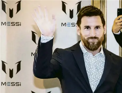  ?? LLIBERT TEIXIDÓ ?? Leo Messi saludant uns aficionats en un acte publicitar­i el 2019