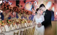  ??  ?? THE NEWLYWEDS by the presidenti­al table at the Cebu Grand Convention Center.