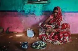  ?? FOTO: REUTERS ?? TIDLIG GIFT: 13 år gamle Krishna er i gang med middagen i Baran i India. Krishna giftet seg da hun var bare 11 år. I India er det er forbudt å gifte seg når du er under 18 år, men barneektes­kap er likevel vanlig, saerlig blant dem som kommer fra fattige kår.