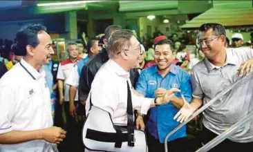  ?? PIC BY SYARAFIQ ABD SAMAD ?? PKR de facto leader Datuk Seri Anwar Ibrahim being welcomed at a Ceramah Perdana event in Bandar Puteri, Klang, on Thursday. With him is PKR candidate for the Sungai Kandis by-election Mohd Zawawi Ahmad Mughni (left).