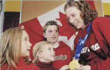  ?? PAUL HOURIGAN THE HAMILTON SPECTATOR ?? Darren Gardner looks at Olympic gold medallist Becky Kellar at Rolling Meadows School in Burlington with Tara McNeil, and Meredith Megarry on April 6, 2002.