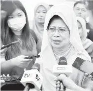  ?? ?? MERI PENERANG: Fatimah bejaku ngagai pengarang berita lebuh ti ditemu ba Dewan Utama Wisma Wanita di Kuching.