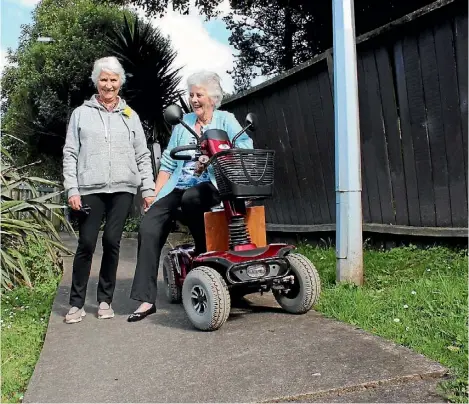  ?? JAY BOREHAM ?? Audrey Leggett and Margaret Caldwell are among Stanmore Bay residents petitionin­g for Auckland Council to fix up Stanmore Bay walkways.