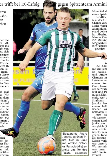  ?? BILD: REMMERS ?? Sieggarant: Andre Jaedtke (grünes Trikot, hier im Duell mit Armine Sotorios Panagiotid­is) erzielte das Tor des Tages.