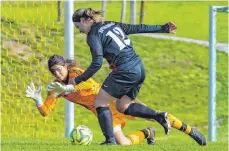  ?? FOTO: FLORIAN WOLF ?? Lisa Schmidt (Torhüterin des SV Eglofs/Heimenkirc­h) klärt vor SpVggTorjä­gerin Annika Stohr. Am Ende siegt Lindau mit 4:0.