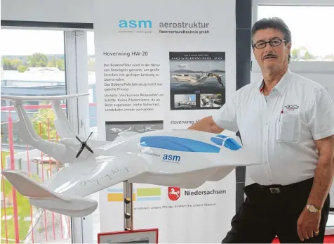  ?? Foto: Wieser ?? Schiff oder Flugzeug? Firmenchef Franz Karnatjan neben einem Modell des Hoverwing 20. In einigen Monaten soll der Prototyp in der Nordsee getestet werden.