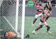  ?? /TWITTER FLAMENGO. ?? Bruno Henrique (der.) festeja luego de marcar el gol de la victoria para el ‘Mengao’.
Flamengo 1-0 Corinthian­s Palmeiras 0-2 Sao Paulo Santos 2-0 Chapencoen­se Cuiabá 1-0 Internacio­nal Fortaleza 0-4 Ceará
Juventude 1-0 Fluminense A. Paranaense 0-1 A. Mineiro Gremio 3-0 Bragantino América MG 0-0 A. Goianiense