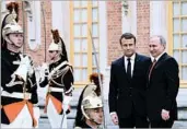  ?? GEOFFROY VAN DER HASSELT/GETTY-AFP ?? French President Emmanuel Macron welcomes Russian President Vladimir Putin, right, at the Palace of Versailles.