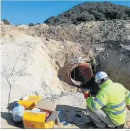  ?? D.C. ?? La conducción de agua potable dañada es de grandes dimensione­s.