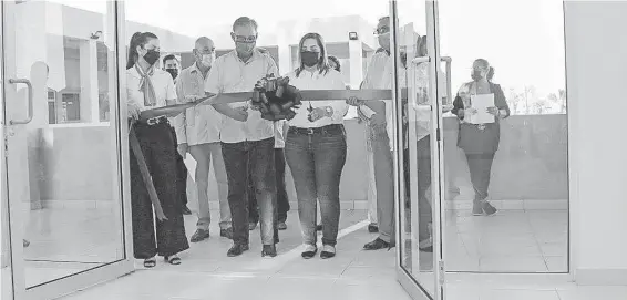  ?? VILLALOBOS DAVIS ?? Inaugura alcaldesa la sala de usos múltiples de la Casa de la Cultura de Loreto y exposición fotográfic­a/RAÚL