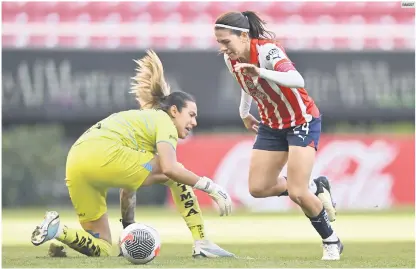  ?? IMAGO7 ?? ALICIA CERVANTES. La jugadora de Chivas previo a su anotación del cuarto gol frente a la guardameta del Santos en el encuentro de la Jornada 7.