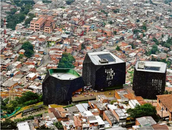  ??  ?? Biblioteca España, na cidade colombiana de Medellín, onde unidades como esta colaborara­m para alterar índices de criminalid­ade