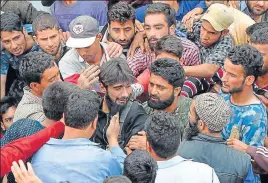  ?? AFP ?? Residents mourn during Sabzar Bhat’s funeral in Rathsuna Tral, near Srinagar, on Sunday