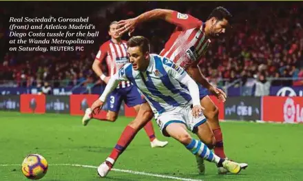  ?? REUTERS PIC ?? Real Sociedad’s Gorosabel (front) and Atletico Madrid’s Diego Costa tussle for the ball at the Wanda Metropolit­ano on Saturday.