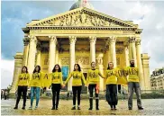  ?? TWITTER ?? Un grupo de colombiano­s en París recibieron al presidente, Iván Duque, con protestas.